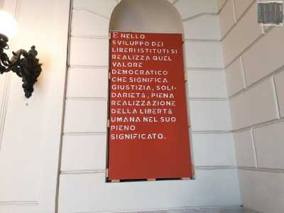 Nell�occasione nell�androne fu allestita l�installazione visiva �La libert� italiana nella libert� del mondo�, dell�artista Giuseppe Caccavale. L�opera, consistente in alcuni pannelli con le frasi di Aldo Moro...
